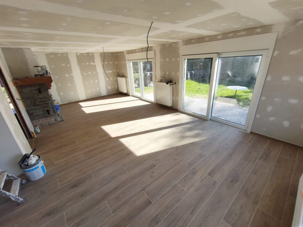Rénovation-maison-carrelage-plafond-enduuit